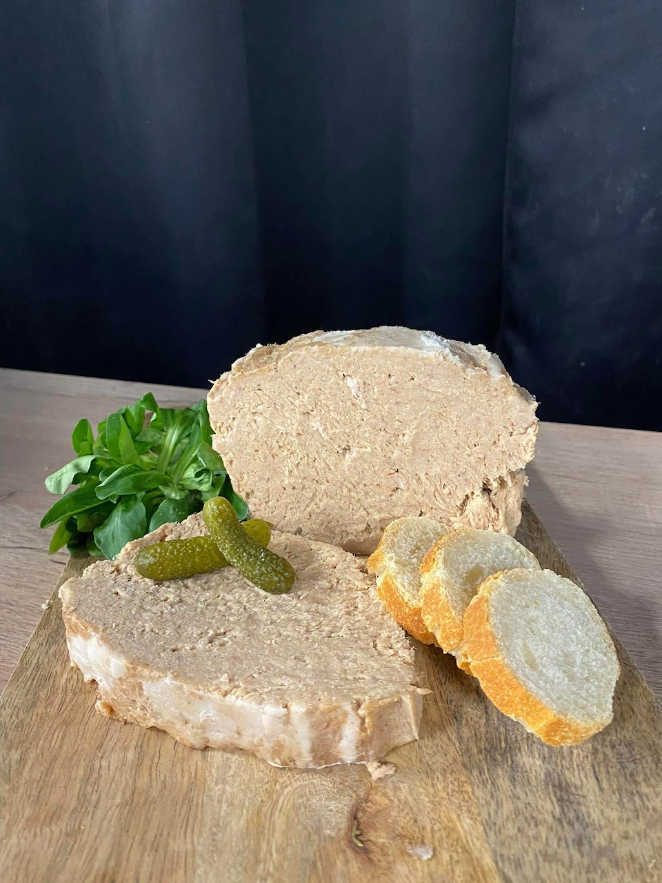 Gros plan sur un foie gras accompagné de cornichon, tartine et salade par Au Marché de l'Oust