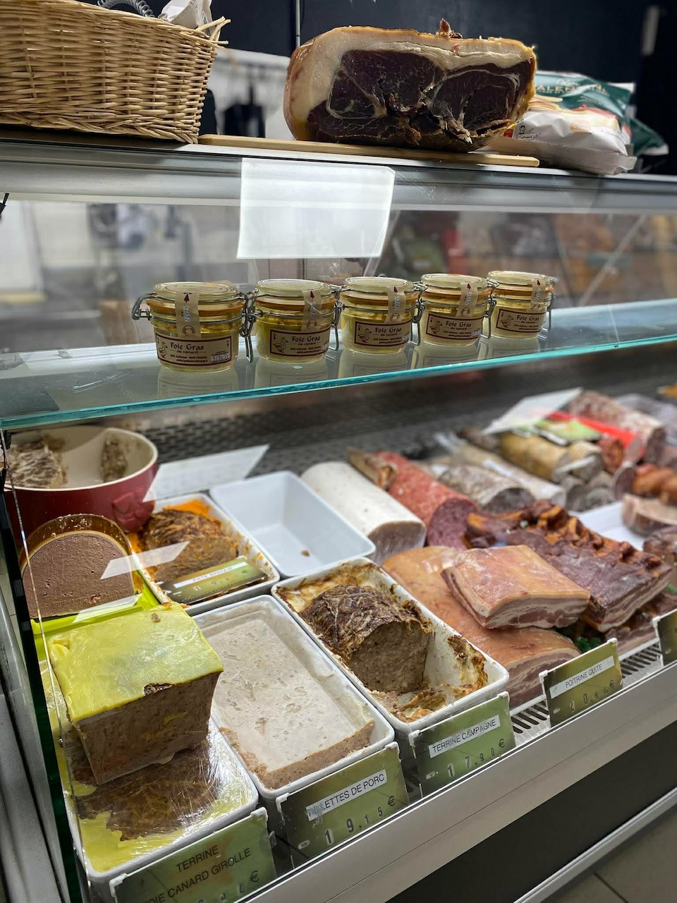 Vu de l'étalage présentant les pâtés d'Au Marché de l'Oust