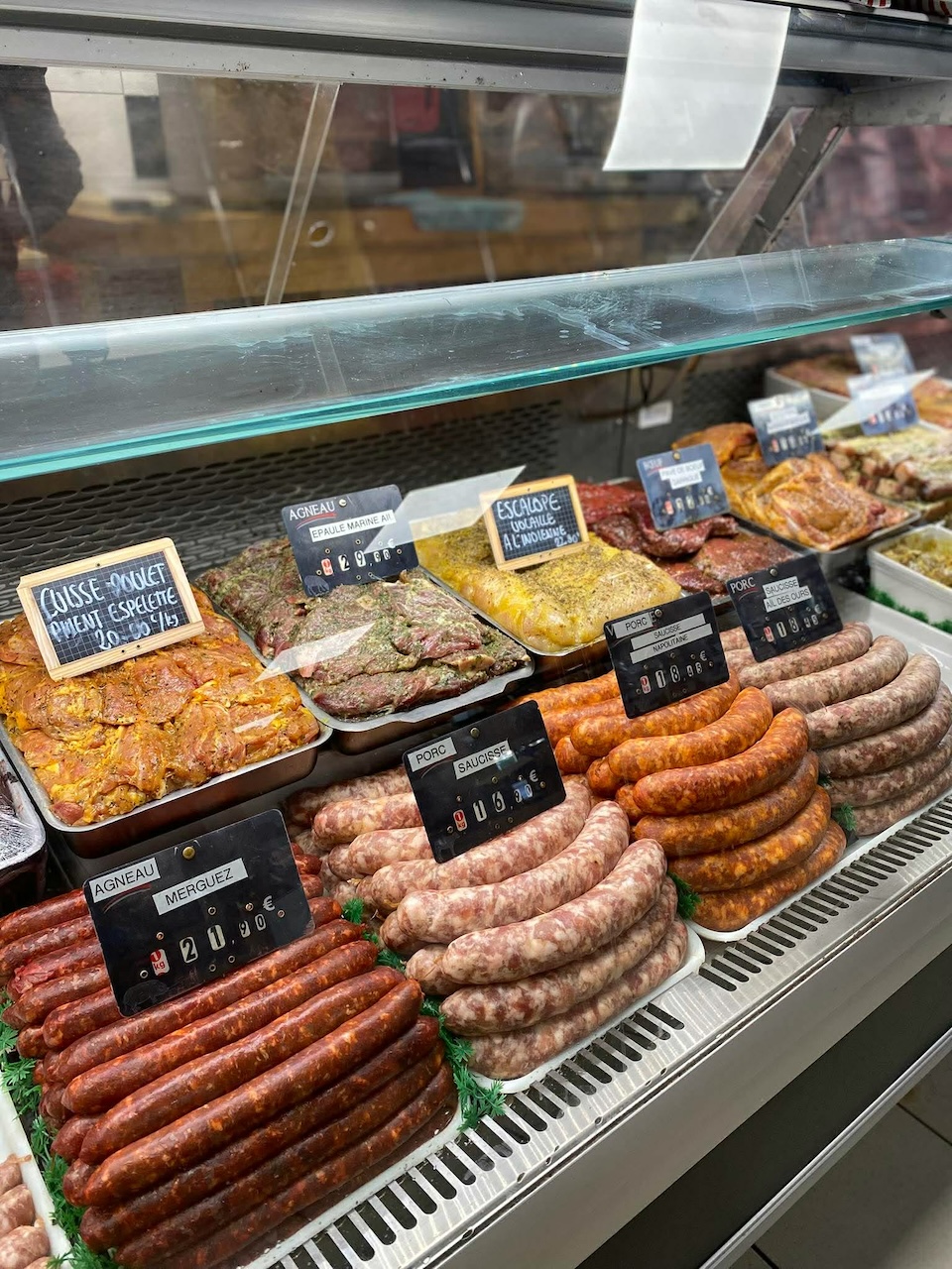 Plan sur les saucisses de la boucherie d'Au Marché de l'Oust