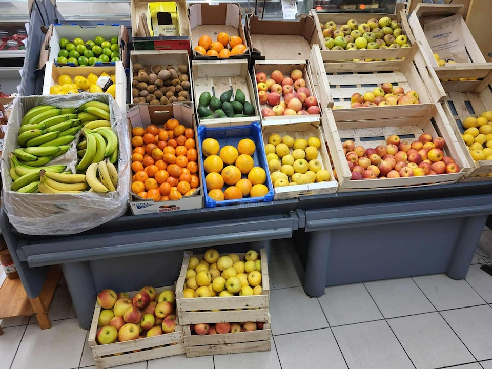 Rayon des fruits dans l'épicerie Au Marché de l'Oust