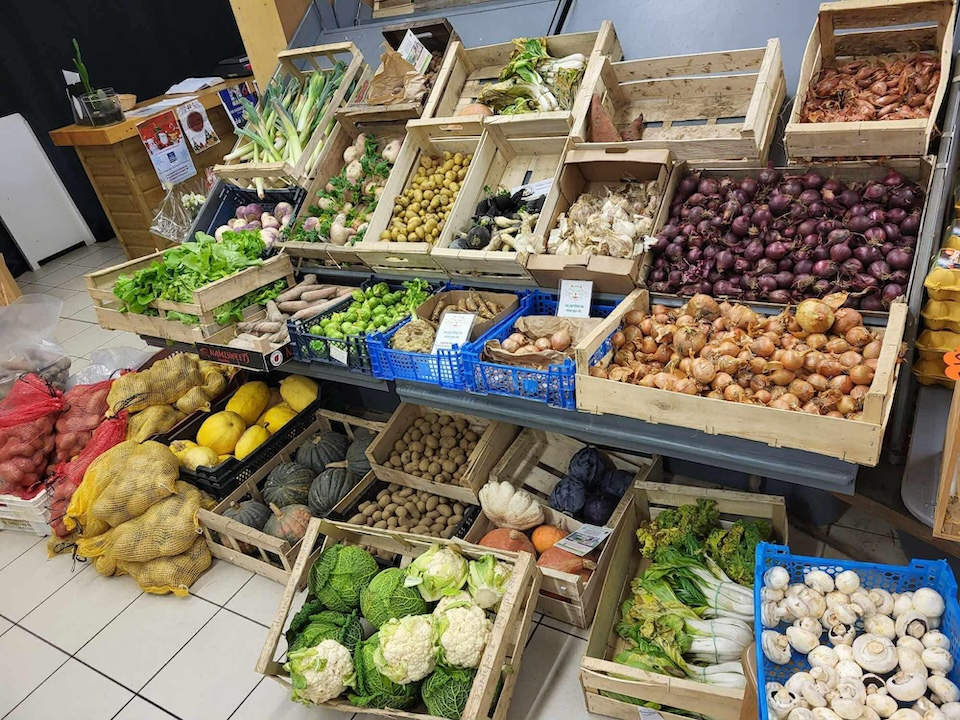 Rayon des légumes dans l'épicerie Au Marché de l'Oust