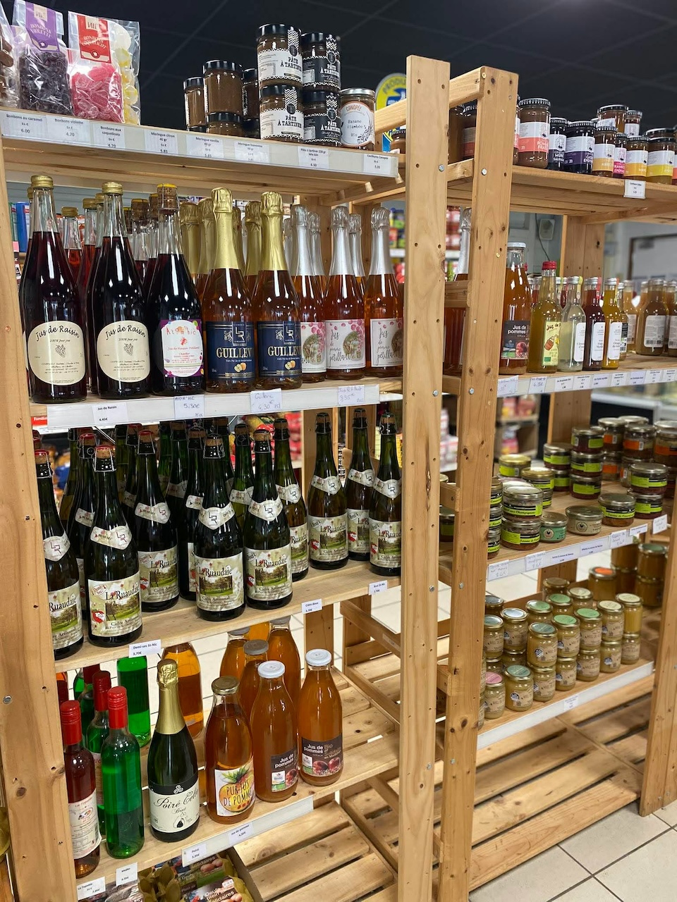 Étagère regroupant les vins proposés par Au Marché de l'Oust
