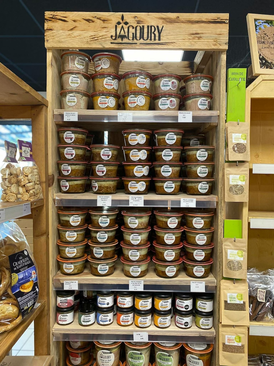 Étagère présentant bocaux et conserves de spécialités maison dans l'épicerie Au Marché de l'Oust