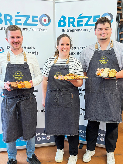 3 membres de l'équipe d'Au Marché de l'Oust posant plateau en main au salon Brézeo