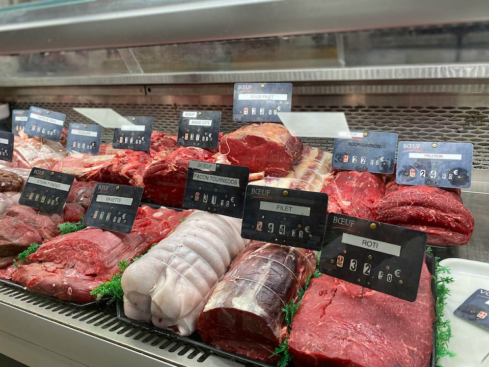 Comptoir frais de la boucherie charcuterie d'Au Marché de l'Oust sur lequel sont disposées des pièces de viandes
