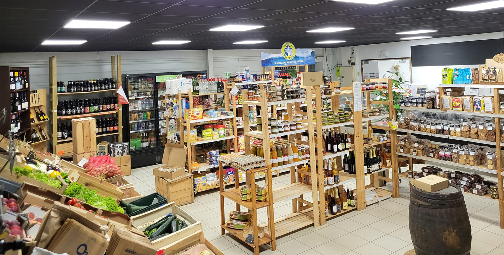 Vue d'ensemble de l'intérieur de l'épicerie Au Marché de l'Oust