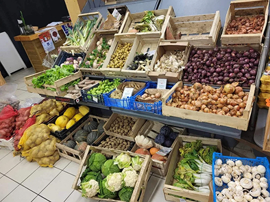Caisses remplies de fruits et légumes de l'épicerie Au Marché de l'Oust