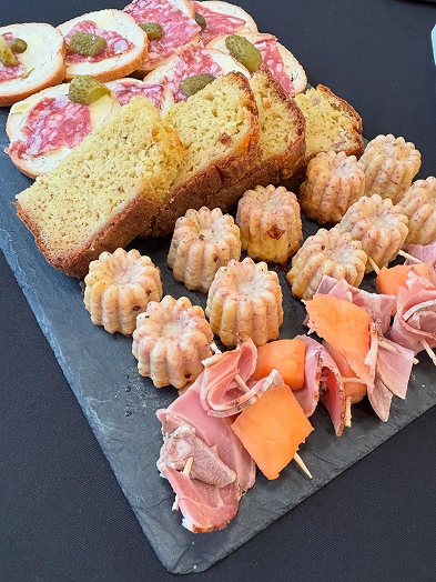 Exemple de plateau apéritif d'Au Marché de l'Oust avec de la charcuterie, des cakes et des canelés