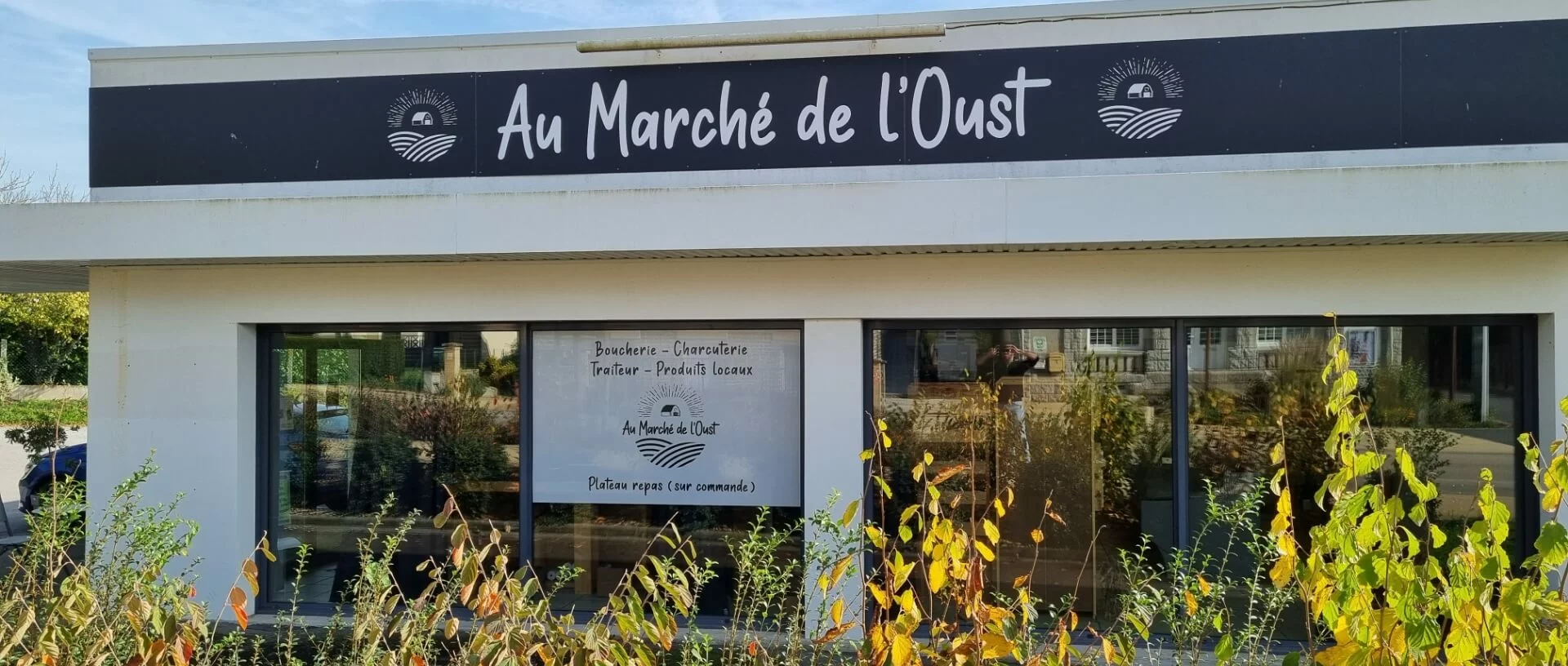 Vue de la devanture de l'épicerie Au Marché de l'Oust
